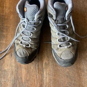 Women’s Merrell Moab Gray Hiking Boots, size 9.